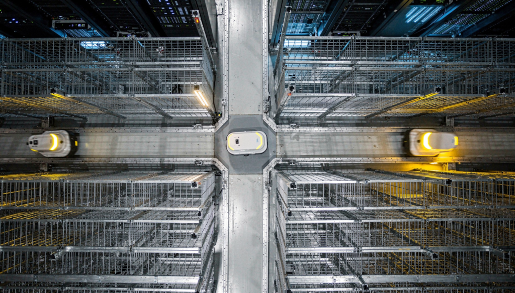 2. La Evolución Arquitectónica: De la Dark Store al Micro-Fulfillment Center (MFC)